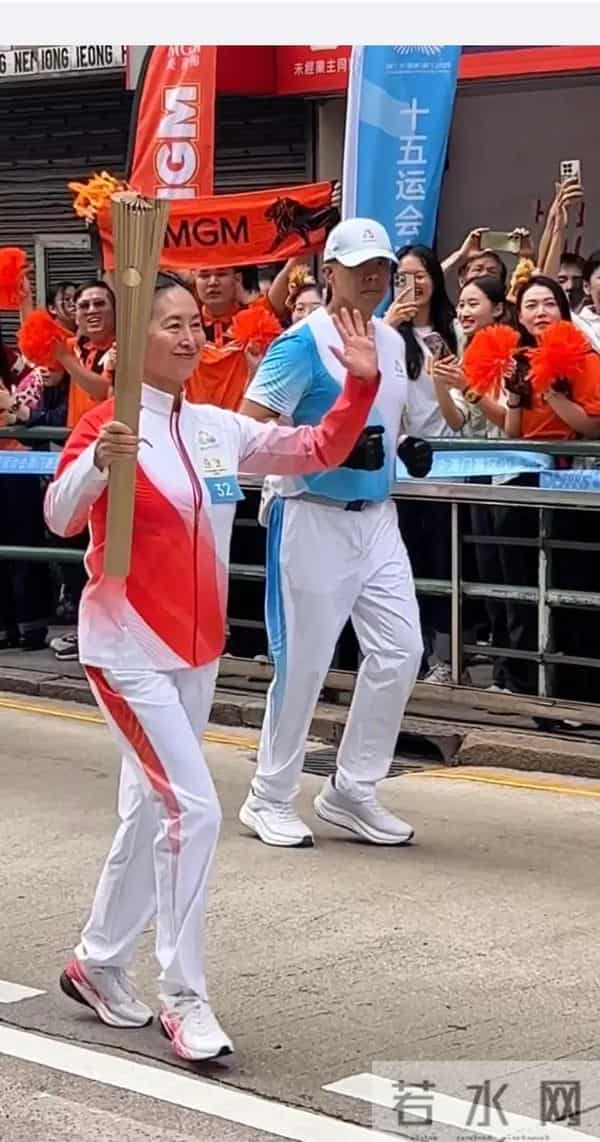 何超琼戴大钻石耳饰很华丽,她的头发白了,她和何超盈女儿合影