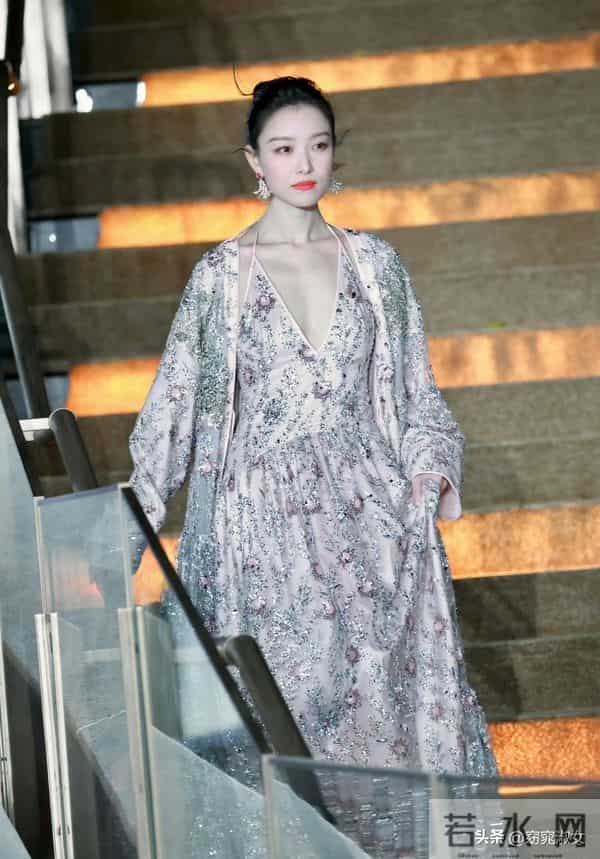 演员倪妮生图状态,大骨架,排骨胸挂不住肉,瘦的吊带裙撑不起来