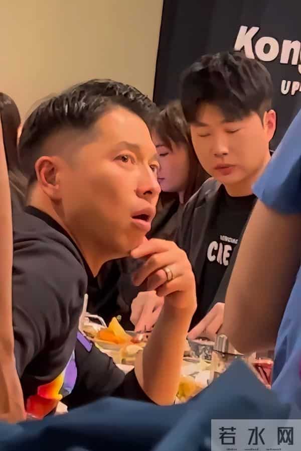 王雷李小萌北京豪宅庆生,吃仨菜被嘲小气,却因桌上的一盒烟圈粉