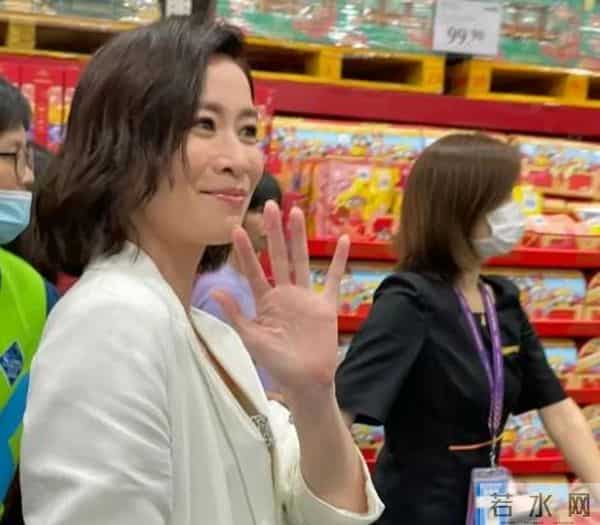 当50岁佘诗曼碰到55岁宣萱,才知在气运面前,颜值跟演技不值一提