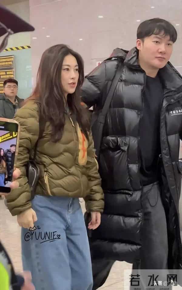 朱珠机场被偶遇,吐司羽绒服配牛仔裤,简约穿搭难掩好气质