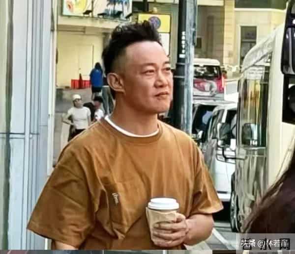 陈奕迅徐濠萦现身香港街头被偶遇,51岁陈奕迅换了发型,帅翻了!