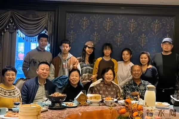 杨紫家庭聚会好温馨,32岁她素颜似少女,父母颜值高状态超年轻