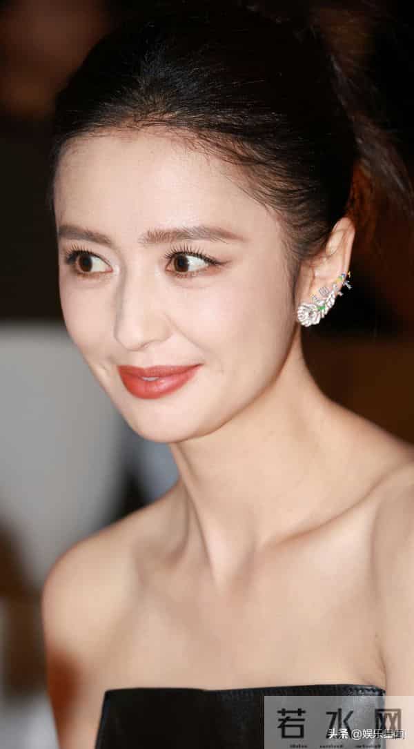 佟丽娅红毯现场,美得让人移不开眼。这对视一笑好甜美的笑容。