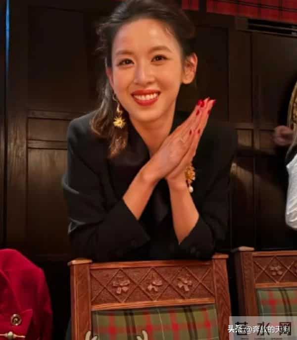 章泽天久违晒新年照，手上戴4个戒指，俏丽模样越来越美！