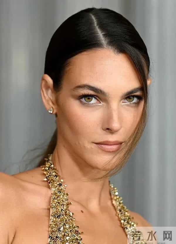 超模也是凡人啊！小李子的女友并不会因为脸上的痘痘而畏惧屏幕