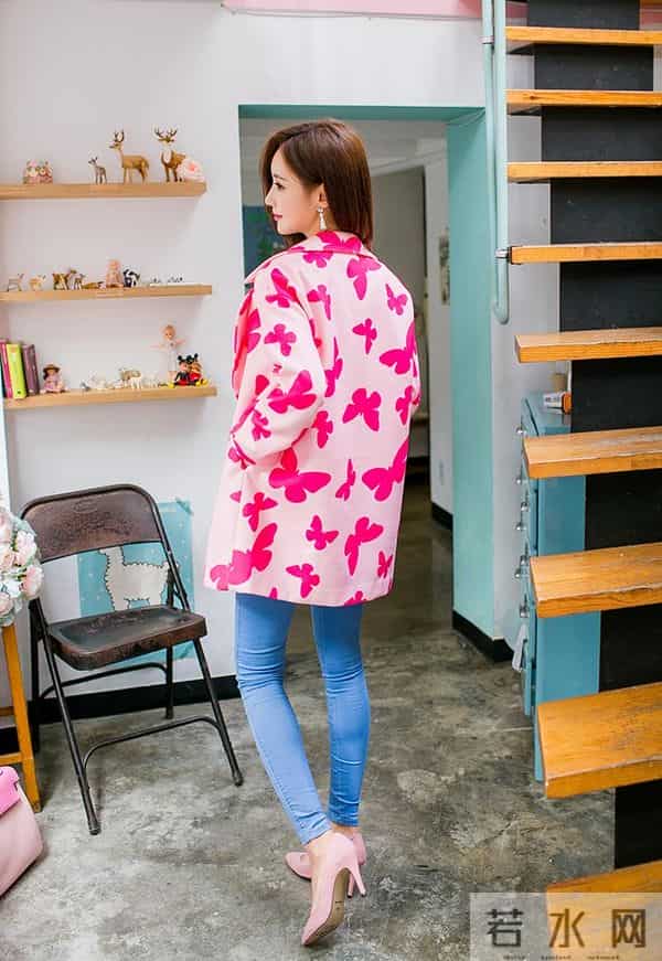 孙允珠 粉色蝴蝶呢大衣