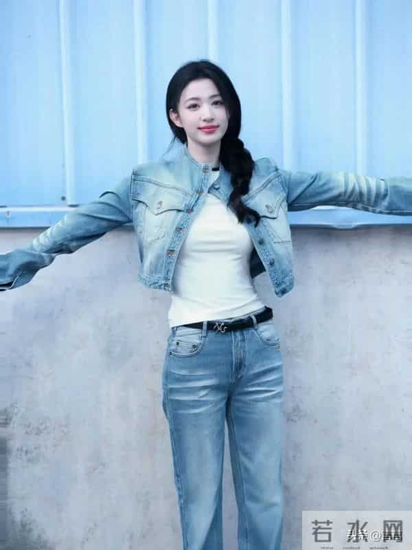 王楚然 蜂腰长腿肌肤如雪,笔直修长大白腿,不愧是上戏校花