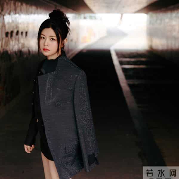 陈妍希短皮裙穿搭写真,好美啊,腿真嫩