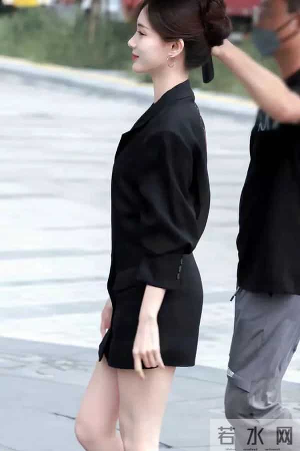 李一桐身穿黑色系列穿搭+高跟鞋，这“奶棒腿”谁看谁不羡慕