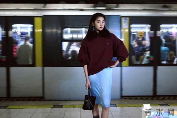 关晓彤的新造型火了！紫色卫衣+灰色半身裙，显气质又俏皮洋气