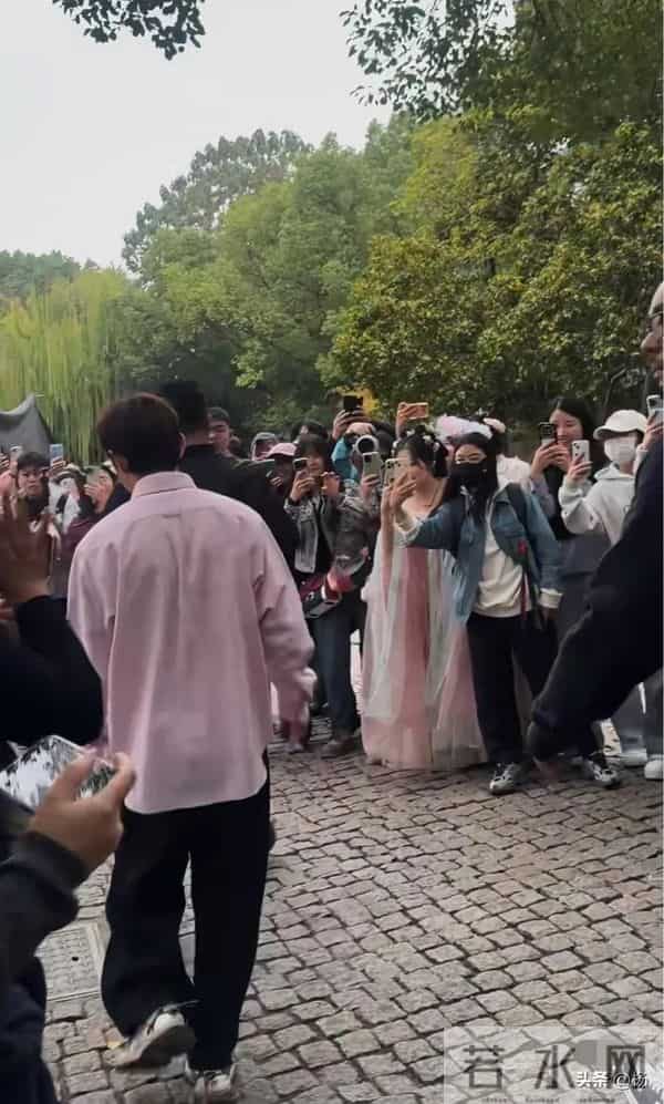51岁何炅乌镇被偶遇，穿粉色条纹衬衣步伐矫健，带金丝眼镜显年轻