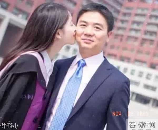 刘强东章泽天出席峰会,夫唱妇随好甜蜜,章泽天打扮休闲,很松弛