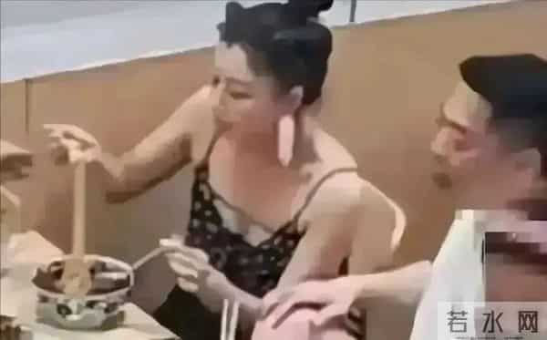 45岁的殷桃与男友在北京一小面馆被拍