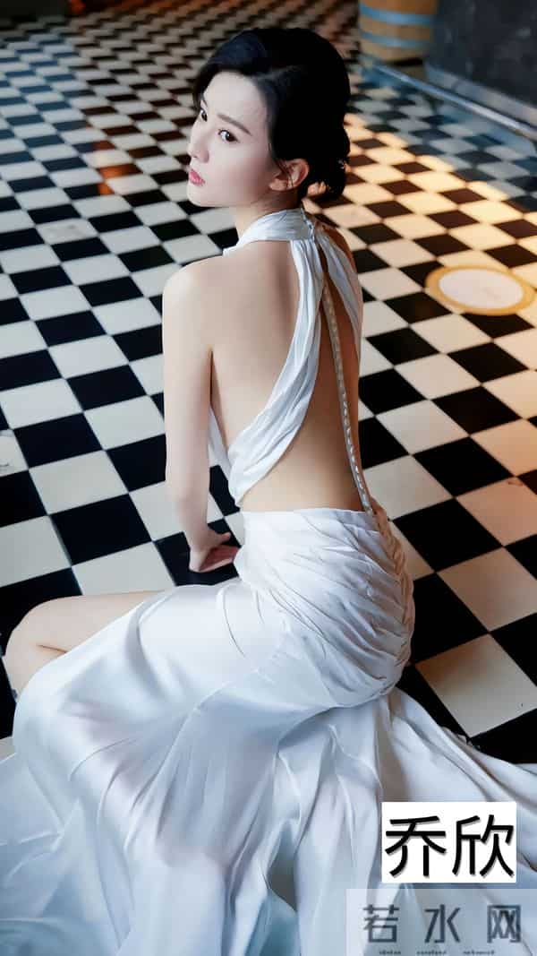 深V才是必杀技!姐姐一弯腰,全场心跳都漏拍