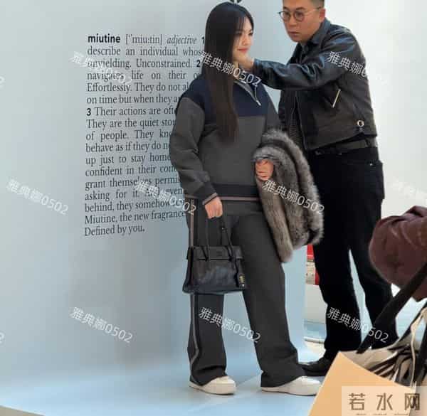 王诗龄何超莲同框,王诗龄虽衣服成熟但胜在年轻何超莲发型显老气