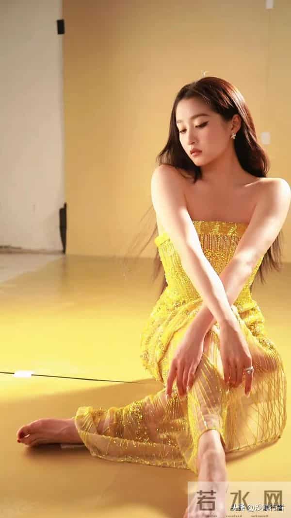 关晓彤最性感的一次蕾丝透视装光脚丫!国民闺女终于长大了