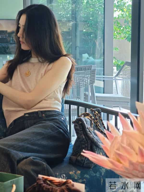 磕到了!刘雯回新加坡感受夏天,评论区直接被狠狠的秀到!