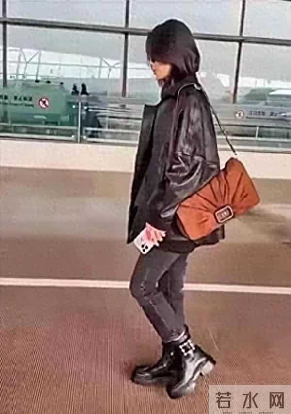 网友街头偶遇辛芷蕾，身材比例惨不忍睹，看起来身高不到158