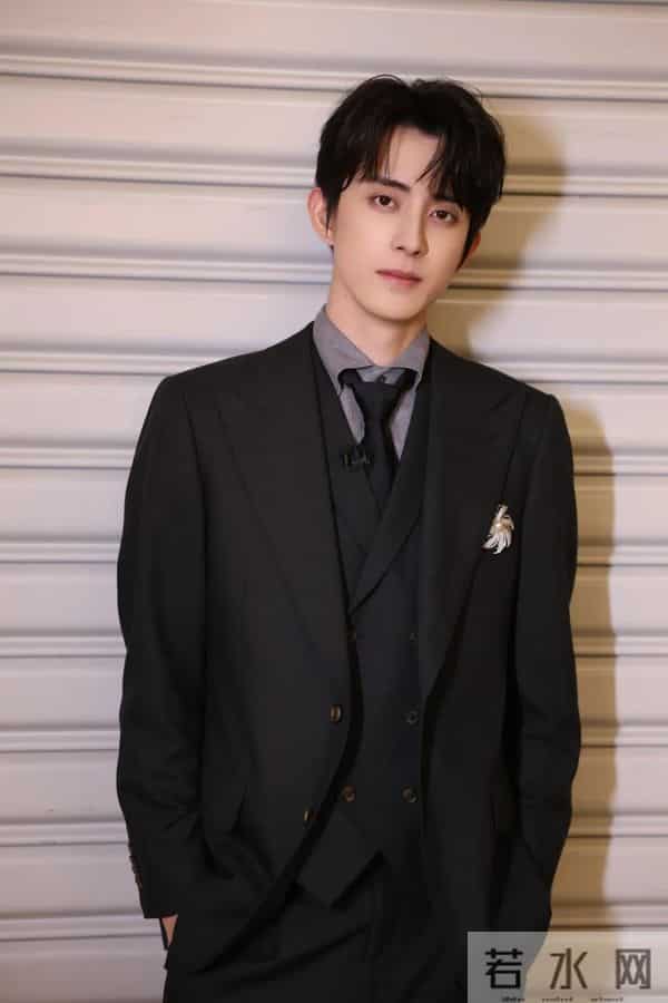 演员敖瑞鹏被跟车别停,本人下车与司机对峙,工作室回应:已报警,此前曾因和他们沟通,工作人员被车开起来带走好几米