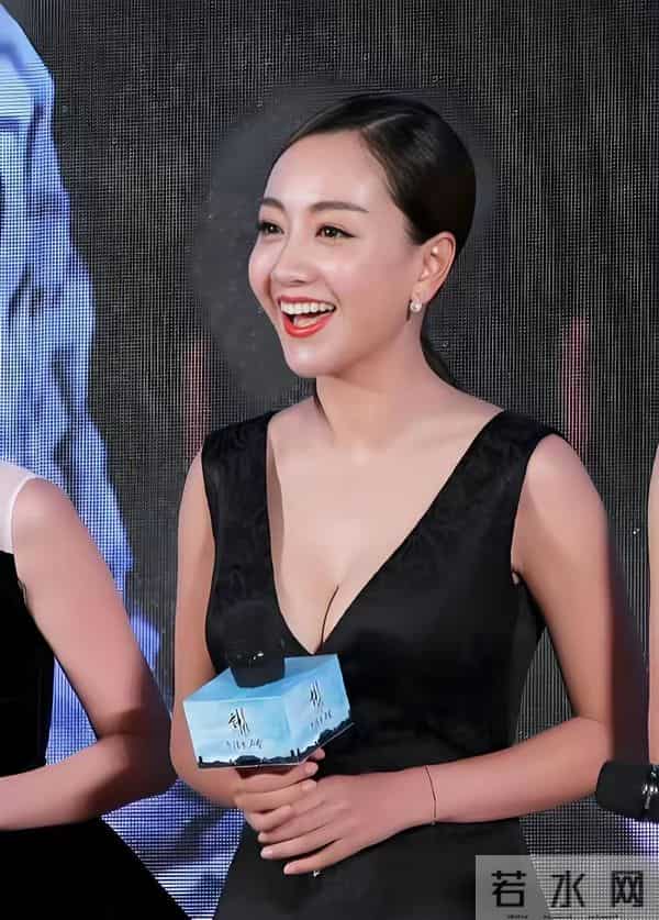 杨蓉这胸是真的吗？跟两个足球一样了，真的非常好看了