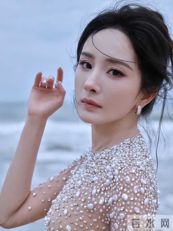 和刘恺威离婚7年后,杨幂高调官宣喜讯,两人早已形同陌路