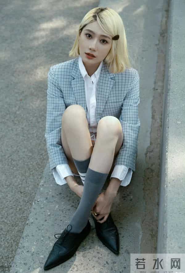 李斯羽“灰白袜”造型出圈!这大长腿谁看了不迷糊