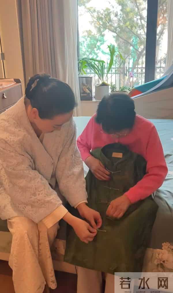 55岁林依轮为大儿子庆生,家中温馨典雅,林依轮和哥哥姐姐很像!