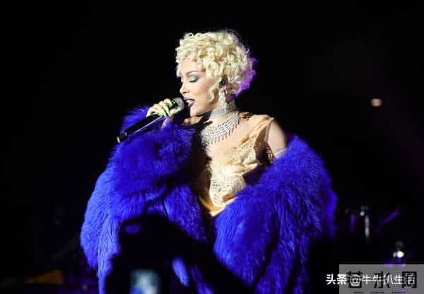 “豆荚猫”Doja Cat深V造型绝了!性感吸睛这身材太顶