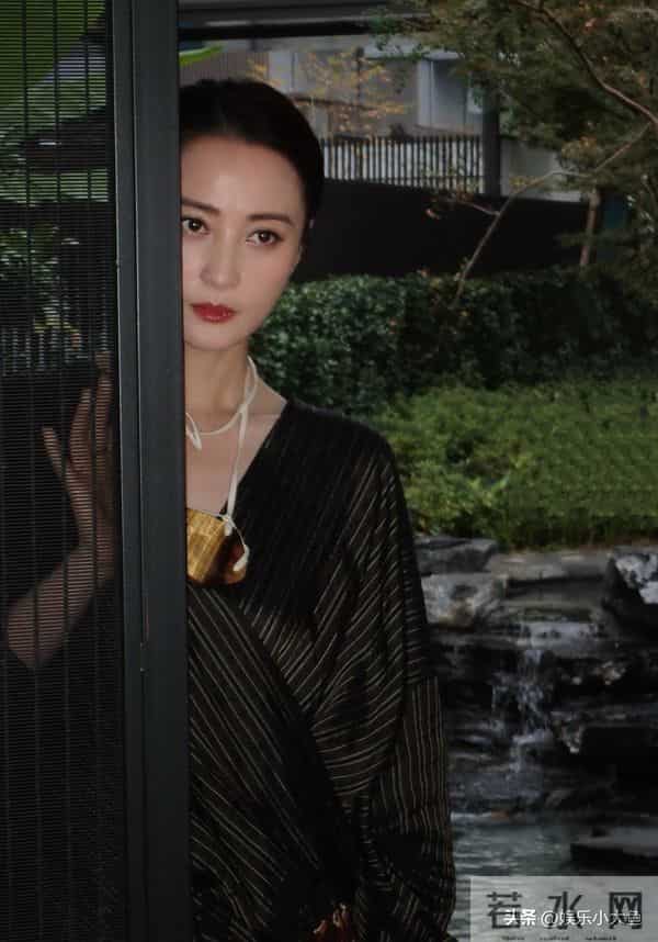 蒋勤勤出席电影大数据荣誉之夜，竖条纹中式衣，红唇点缀更显风情