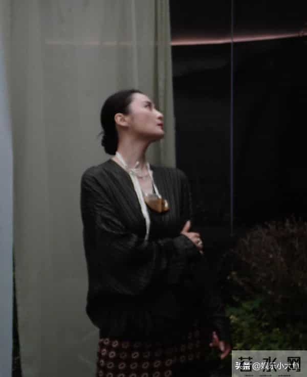 蒋勤勤出席电影大数据荣誉之夜，竖条纹中式衣，红唇点缀更显风情