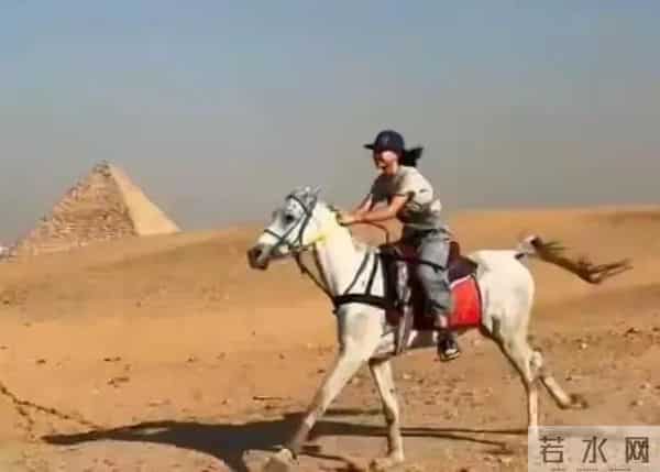 偶遇刘烨儿子陪妹妹霓娜骑马,15岁诺一打扮潦草粗糙,差点认不出