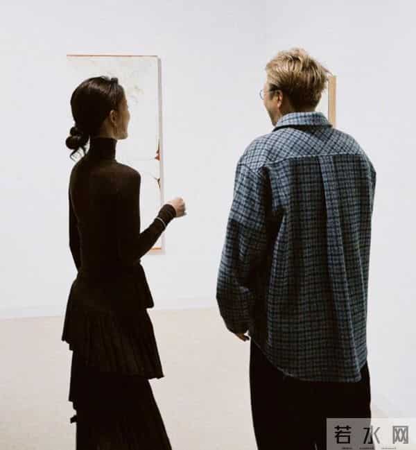 杜海涛和刘强东老婆章泽天一起看展,身材苗条有气质,很美