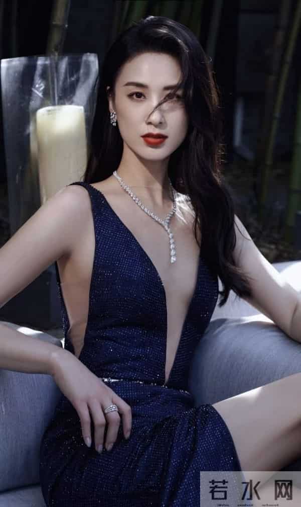 黄圣依穿蓝色星空V领开叉裙,美的高级!