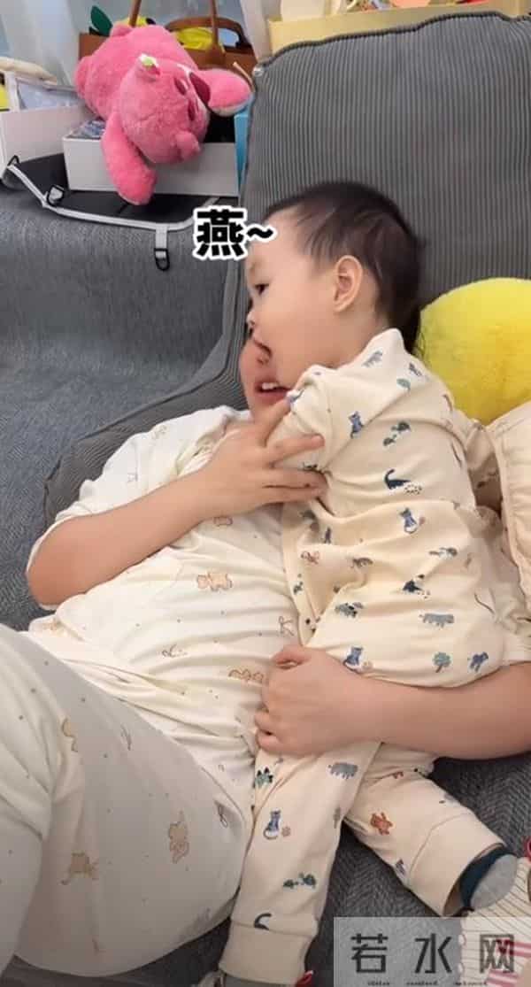 王宁女儿晒家庭日常,教儿子直呼金龟子大名,祖孙三代像两代人