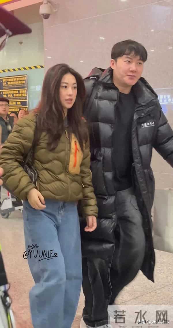 朱珠机场被偶遇,吐司羽绒服配牛仔裤,人美气质佳,穿啥都超养眼