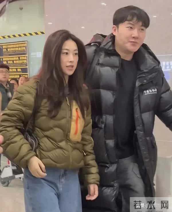 朱珠机场穿"吐司羽绒服"太绝！素颜被追着问链接～