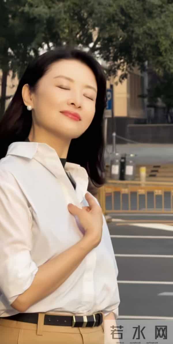 当年一排主持人就周涛最好看,那么落落大方,气质优雅