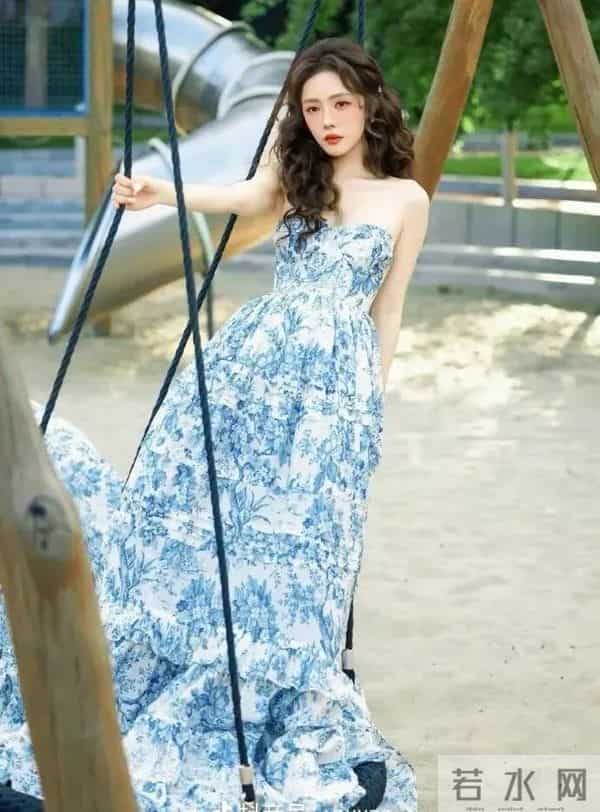 蔡文静抹胸礼服,身材也太好了