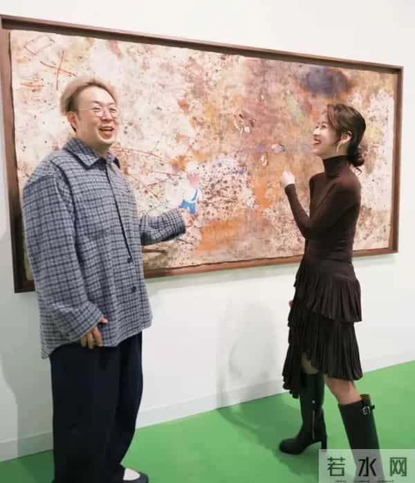 杜海涛与章泽天一起看展,奶茶妹妹发髻低挽,腰肢纤细,太美了!