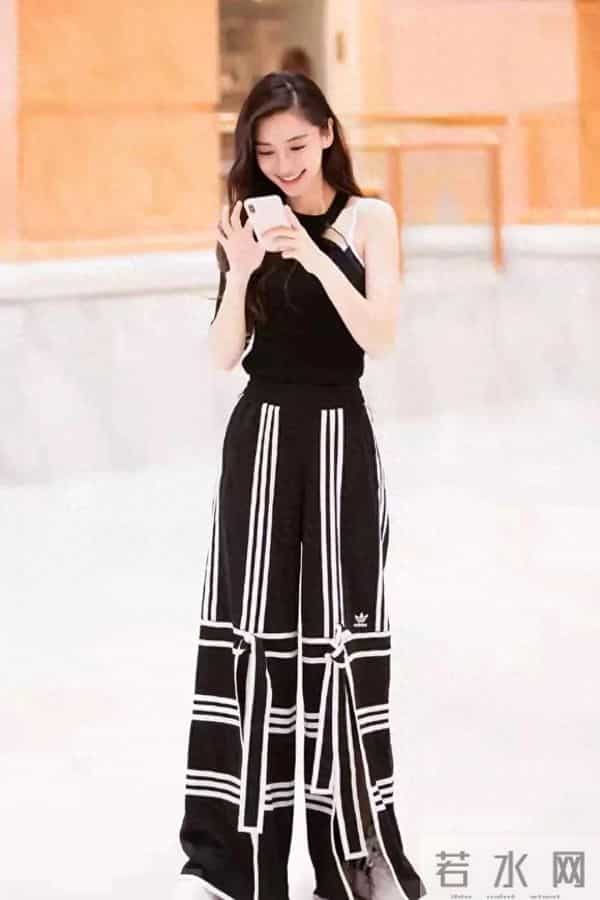 杨颖就是行走的“衣架子”,不规则上衣搭配条纹阔腿裤时尚感爆棚