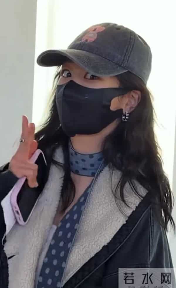 杨紫家庭聚会好温馨,32岁她素颜似少女,父母颜值高状态超年轻