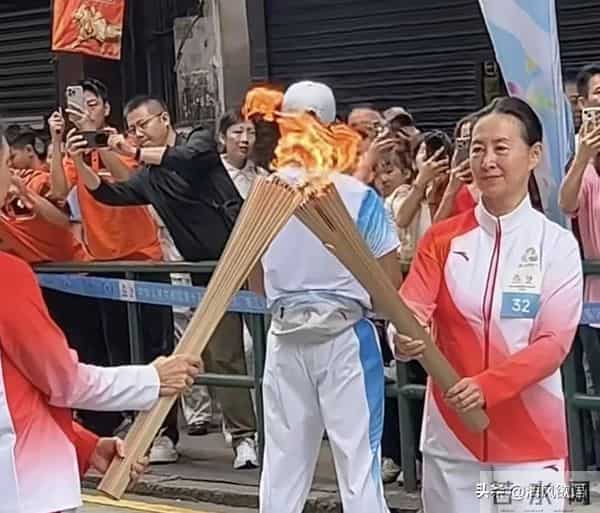 何超琼传递火炬像换了个人,没珠宝没华服,温柔得像邻家姐姐