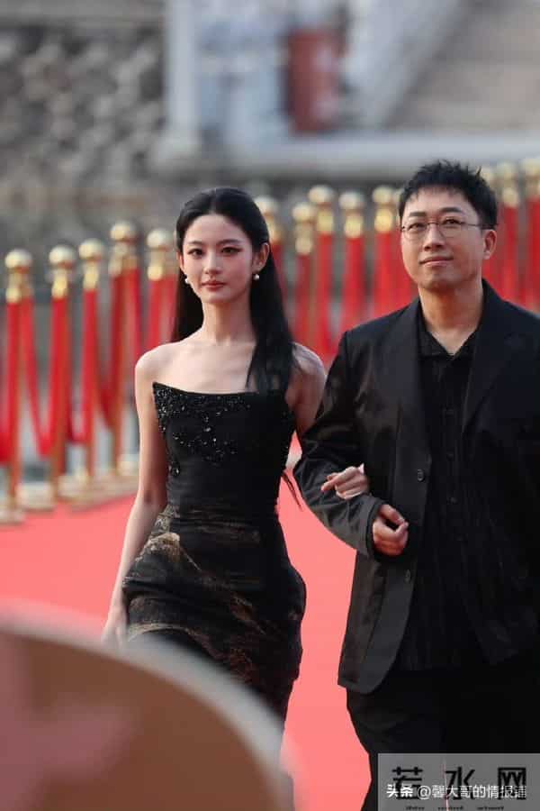 高颧骨多不上镜?文荣奖上于正旁边的赵晴近拍和远拍仿佛是两个人