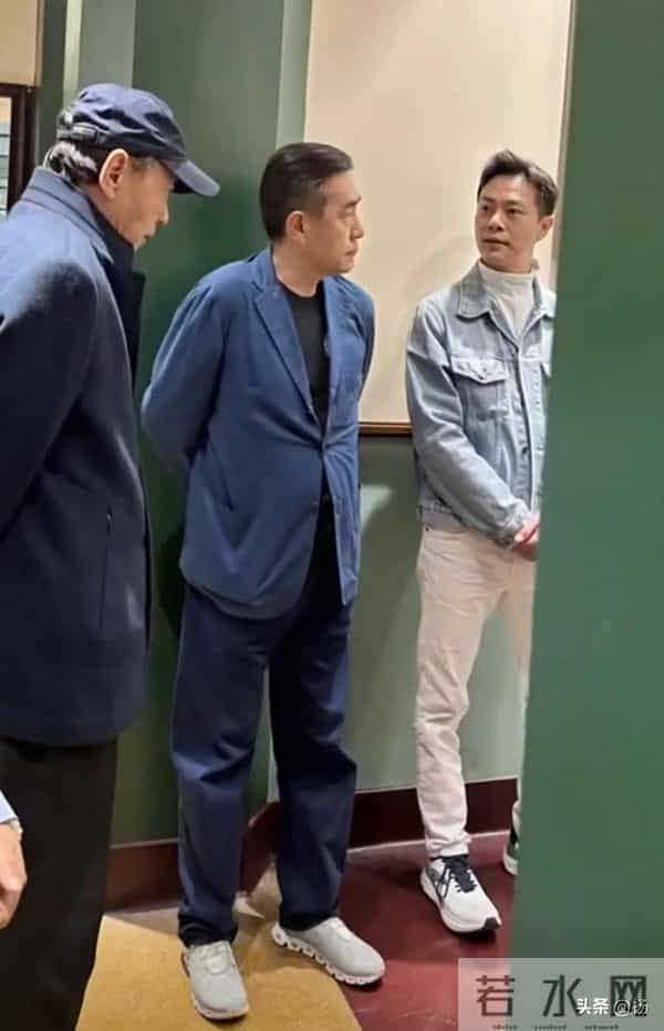 65岁陈宝国现身南京师范大学,一身正装气质儒雅,展现艺术修养!