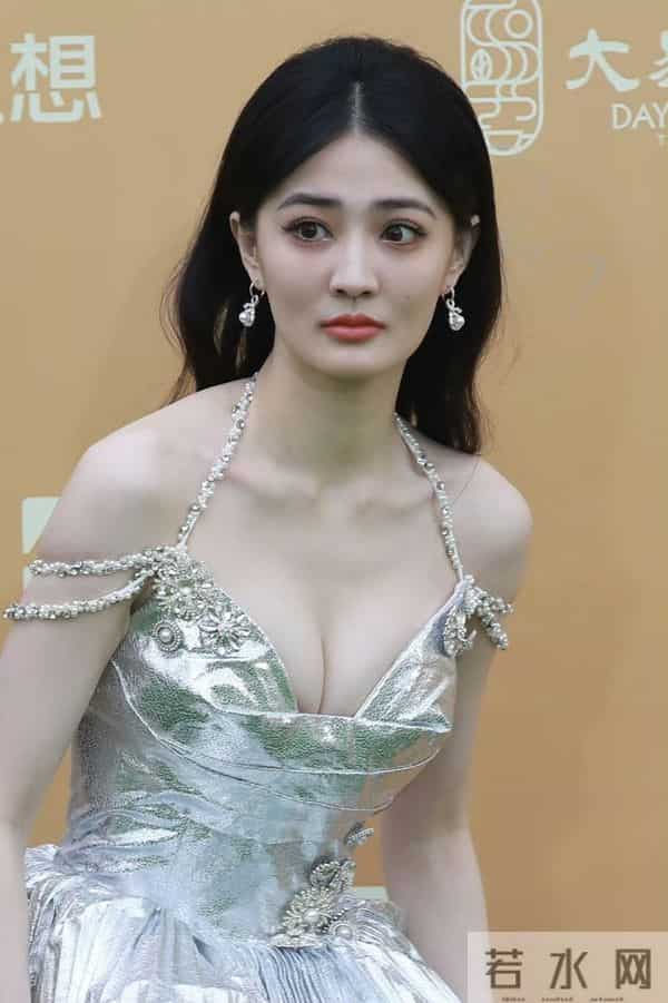 真看不出来 徐璐挺放的开的 蹦迪嗨玩 肚兜美背撩人