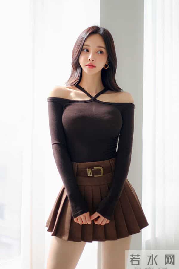 孙允珠棕色吊带短裙套装