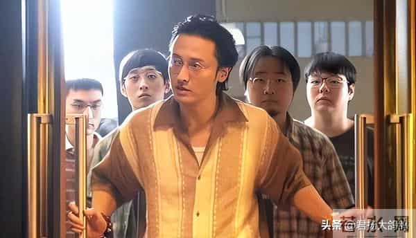 王家卫翻车,意外让王传君口碑暴涨,才明白那四个字的含金量