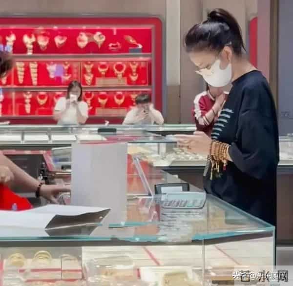 42岁佟丽娅在深圳水贝买黄金首饰,打扮低调朴素,但花钱毫不手软