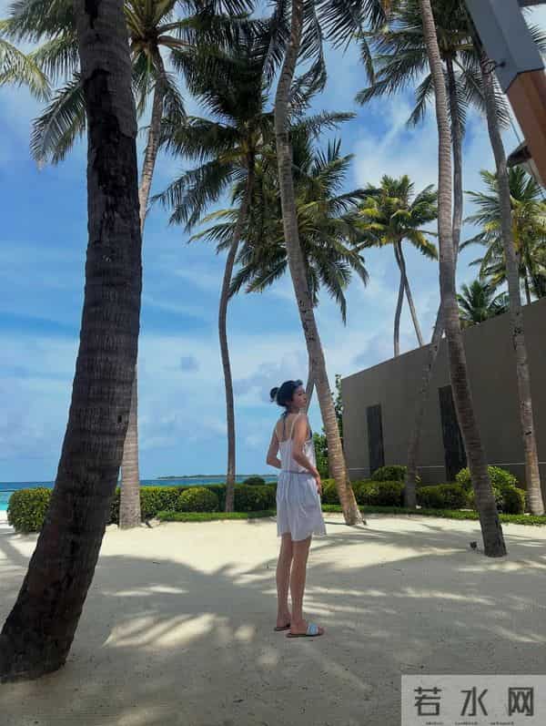 关晓彤越来越有女人味了 床头照秀身材 比基尼火辣